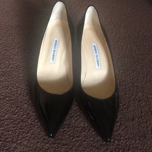 Manolo Blahnik size 40 black patent dress shoes